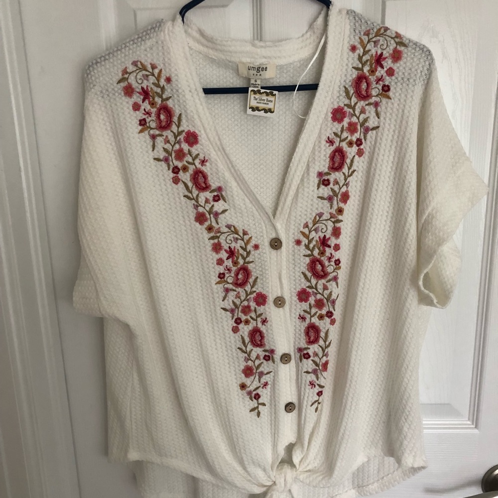 White top with flower embroidery